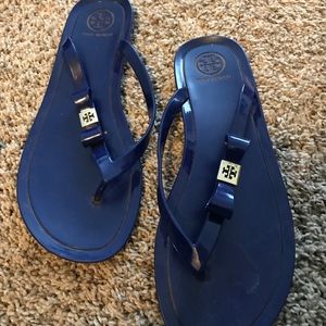 Tory Burch navy blue jelly bow logo - size 8